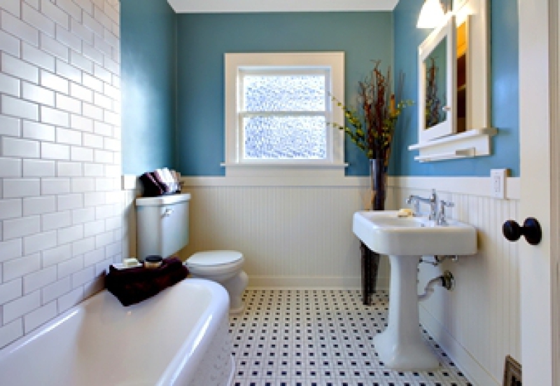 Retro looking bathroom with free-standing tub and pedestal sink
